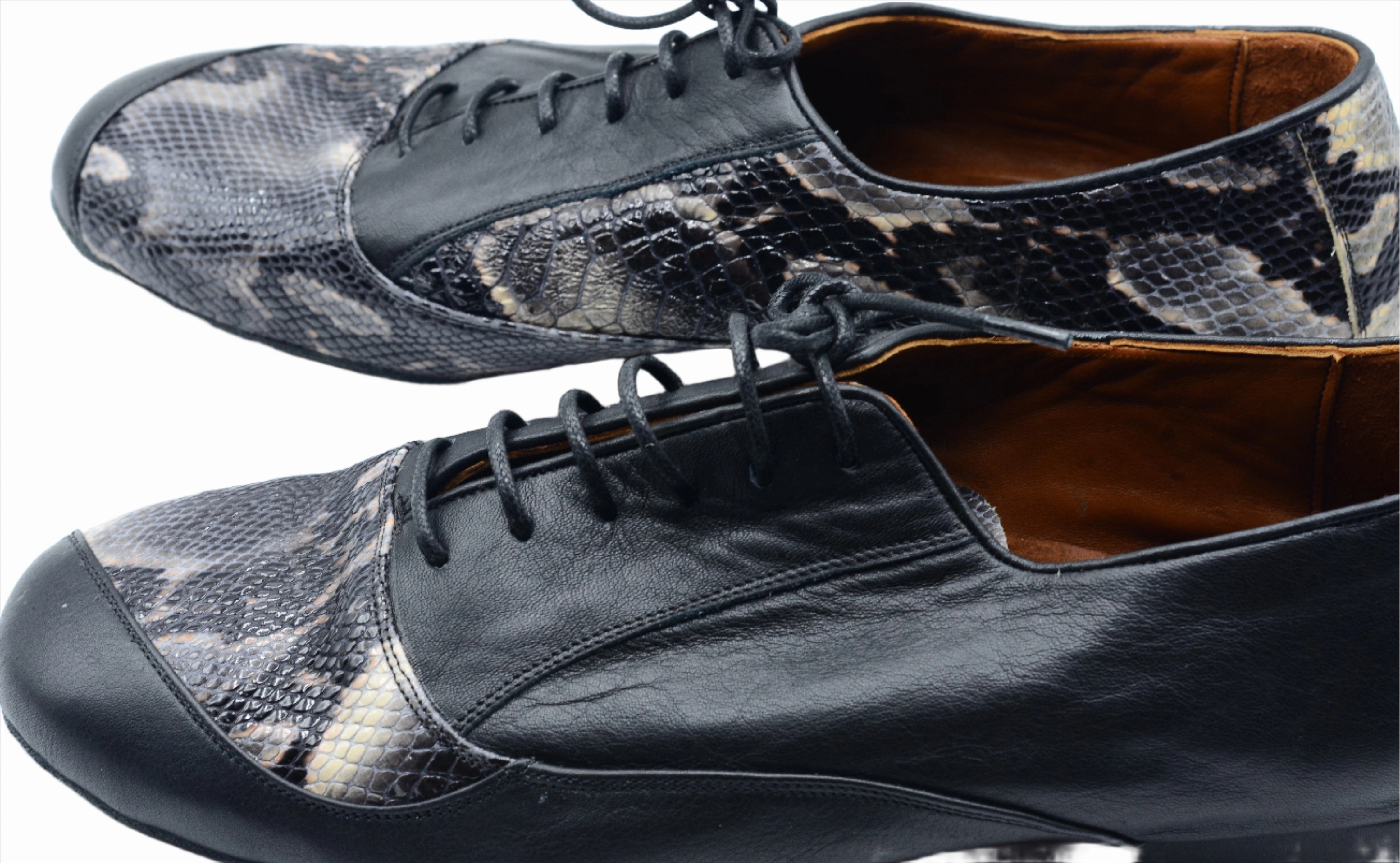 Colombus Badminton Shoes Description