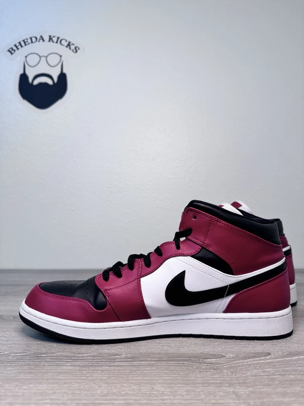Size 15 - Jordan 1 Mid Chicago Red White Black Men 554724-069 Preowned Authentic Hiking Boots Vs Sneakers