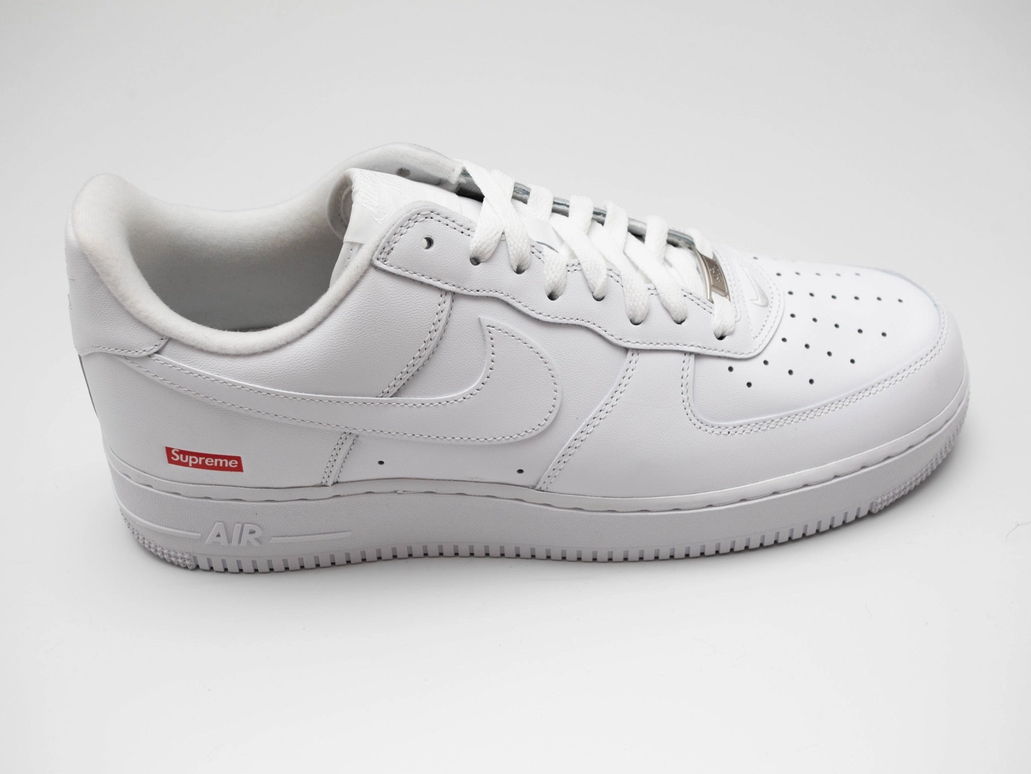 Tnis Nike - Air Force One x Supreme / Branco Nike Running Shoes Downshifter